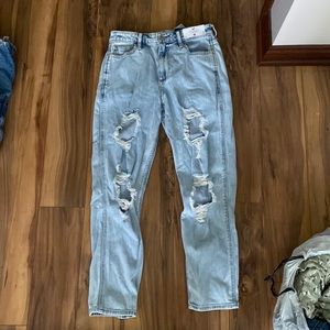 Hollister Curvy High-Rise Mom Jeans